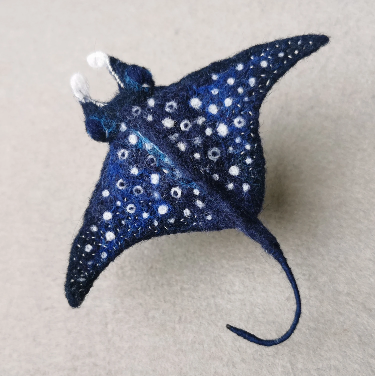 Манта - Дизайнерское украшение из войлока ручной работы